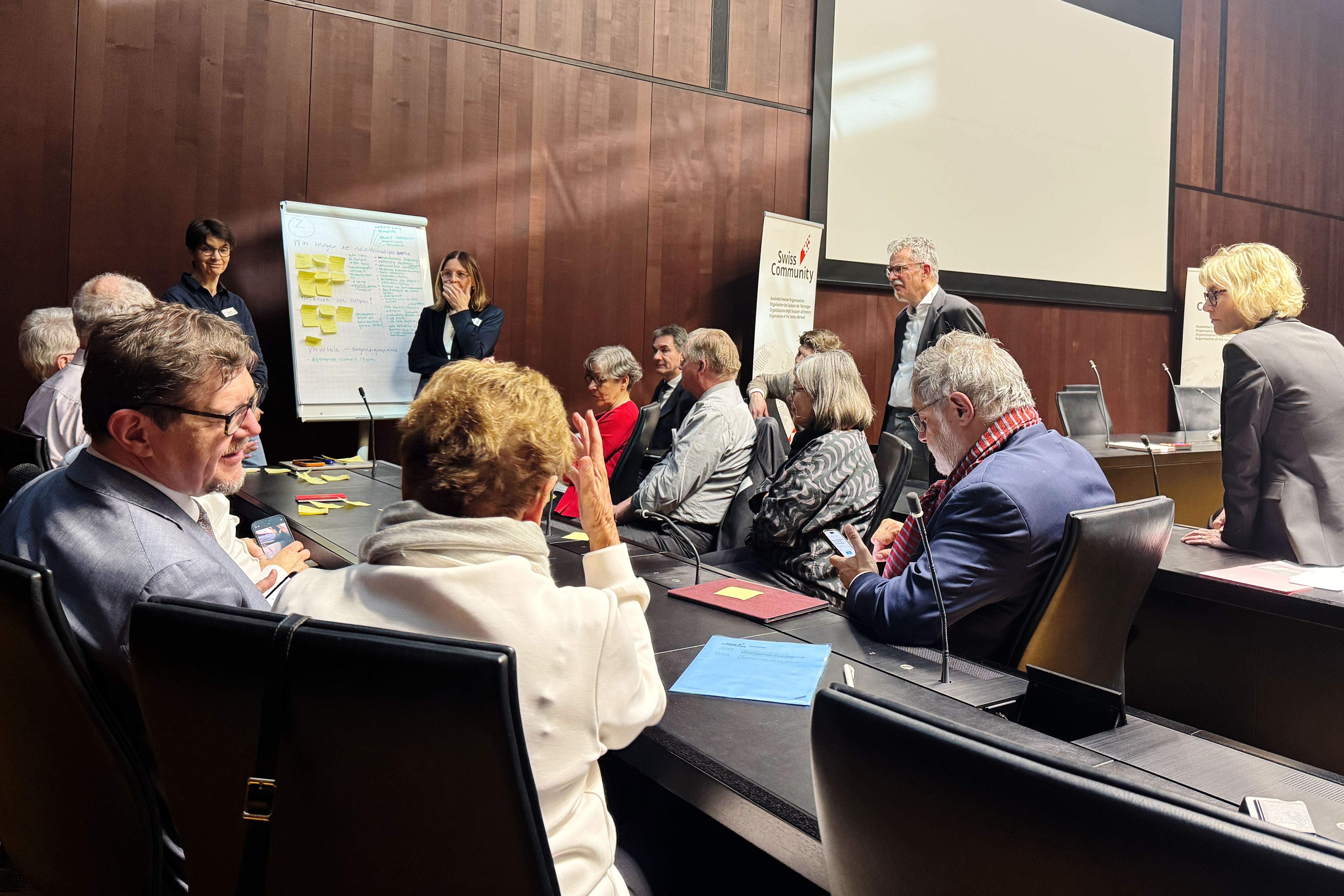 Des membres du Conseil des Suisses de l’étranger lors de l’atelier dans une salle de conférence du Palais fédéral.