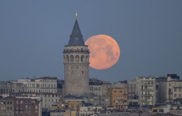 A Istanbul en Turquie, la lune ne s’est pas faite discrète… Cette « Lune rouge » a habillé le ciel turc de ses couleurs orange.