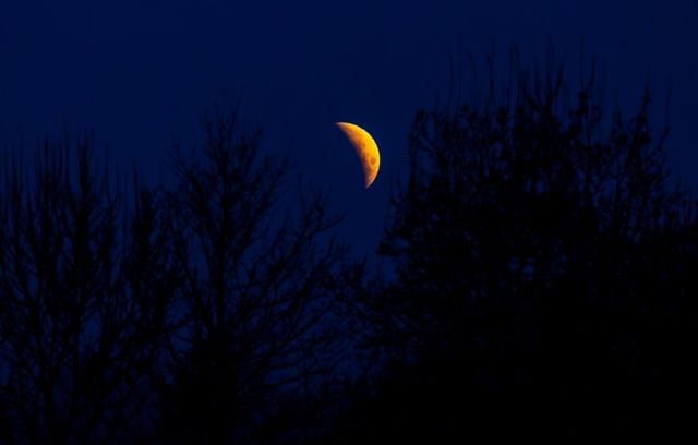 En France, l’éclipse totale de la Lune a donné à notre satellite naturel une couleur rougeâtre. Dans l’Hexagone, le phénomène était visible en intégralité uniquement depuis le Finistère.