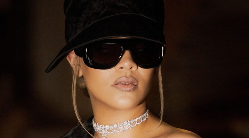 « Ne demandez pas pourquoi » : Rihanna a accouché sans quitter ses lunettes de soleil ni son collier de perles