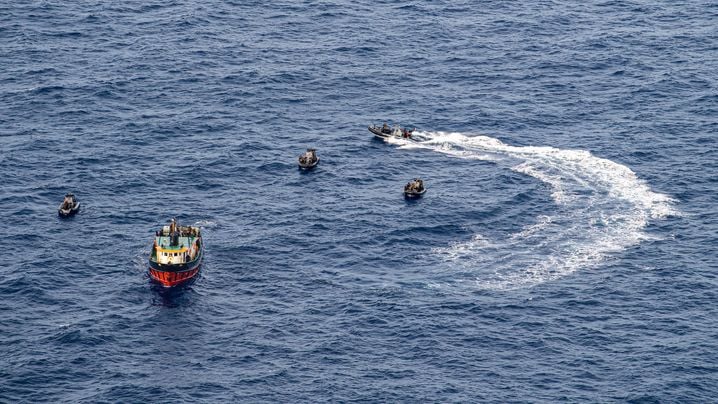 Les équipes du porte-hélicoptères Mistral et la frégate Surcouf ont abordé le navire pour le contrôler. ©Jonathan Bellenand