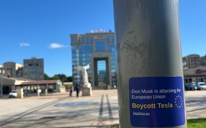 « On a des demandes de toute l’Europe »… Ils offrent des autocollants « Stop Elon » et « boycott Tesla »