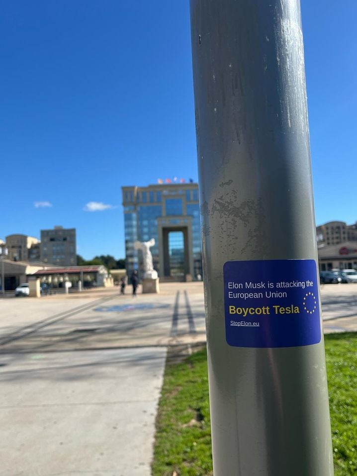 Un autocollant anti-Musk jusqu'à Montpellier.