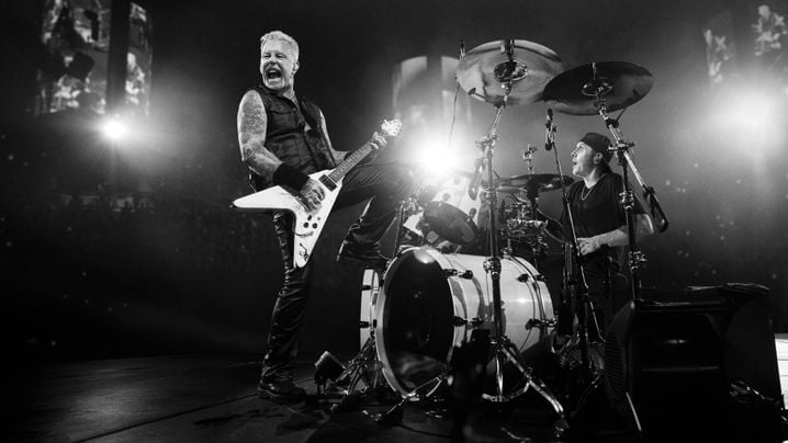 Le groupe Metallica, filmé en noir et blanc et en «Apple Immersive Vidéo» pour le casque Apple Vision Pro.