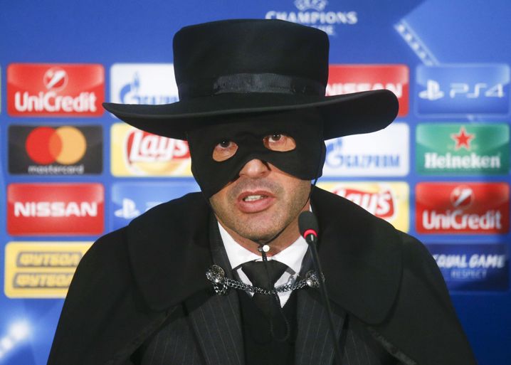 On ne se lassera jamais de cette photo de Paulo Fonseca en Zorro après une victoire contre Manchester City en Ligue des champions avec le Shakhtar Donetsk