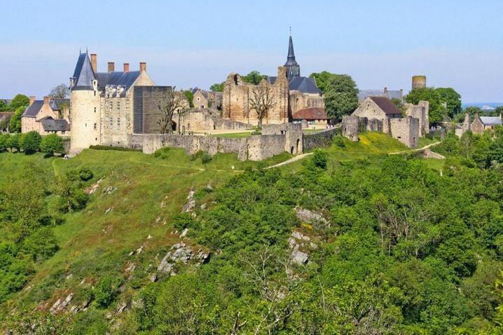 En Mayenne, la petite cité médiévale de Sainte-Suzanne-et-Chammes possède six labels touristique.