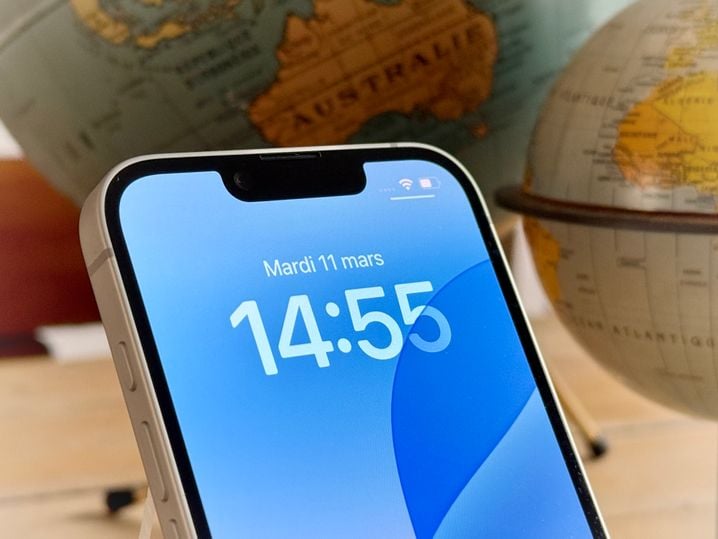 Au sommet de l'écran de l'iPhone 16e, la fameuse «encoche» d'Apple refait une apparition.