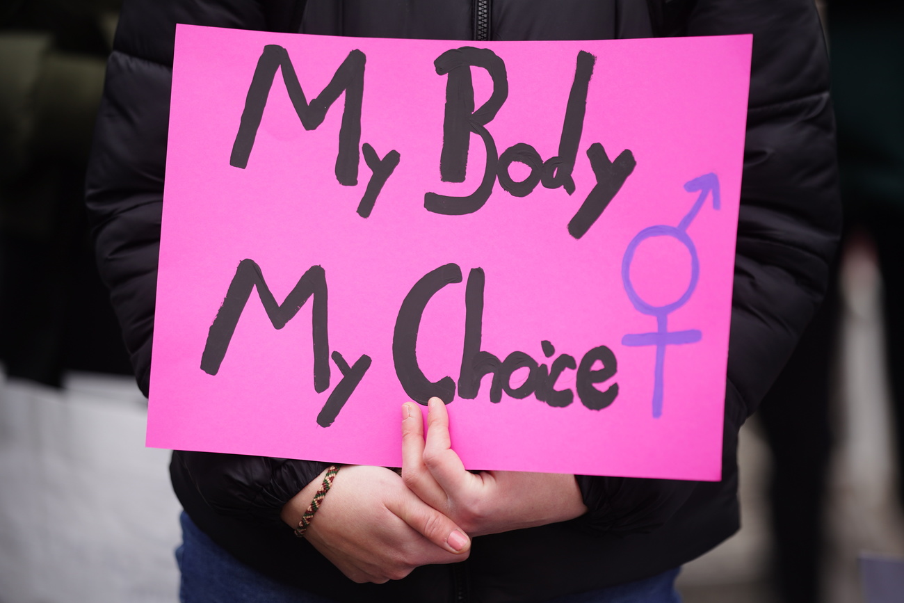 Une jeune femme tient une pancarte avec le slogan "My body, my choice" (mon corps, mon choix) lors d'une manifestation en soutien au droit à l'avortement.