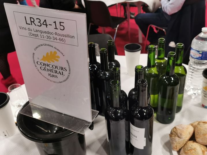 A nos tables du concours général agricole du salon de l'agriculture, seize bouteilles ornées de simples numéros.