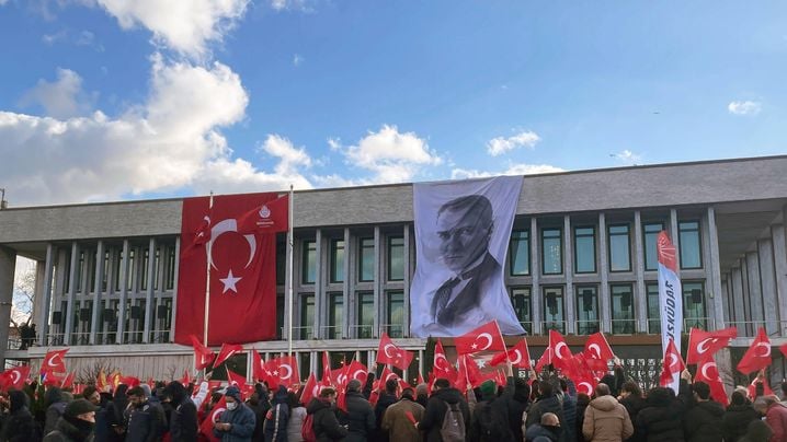 Malgré l'interdiction de manifester, une foule massive s'est rassemblée devant l'Hotel de ville d'Istanbul pour protester contre l'arrestation du maire de la ville et principal opposant au président Erdogan.