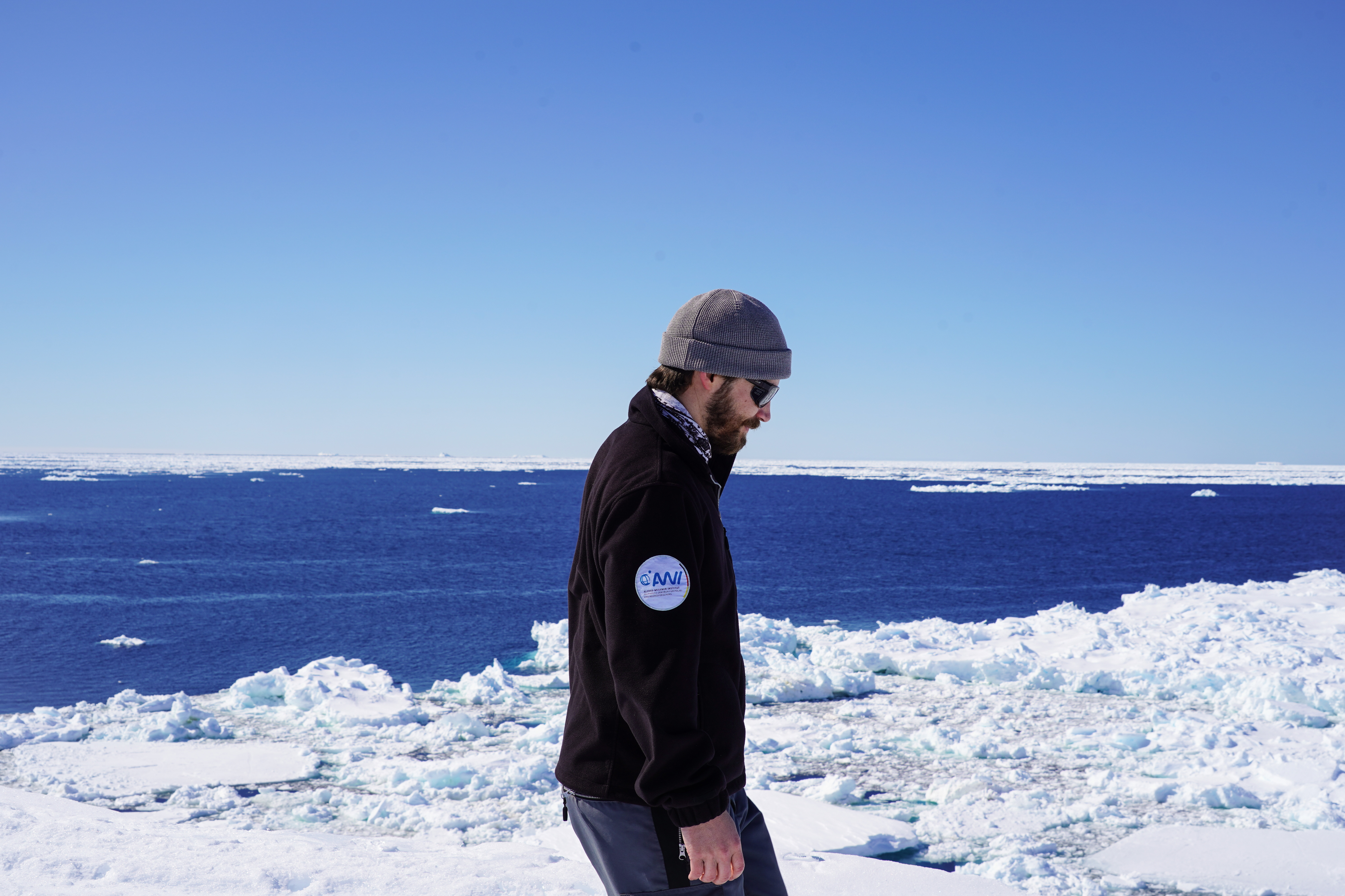 Thomas Schenk en train de marcher dans la neige en Antarctique.