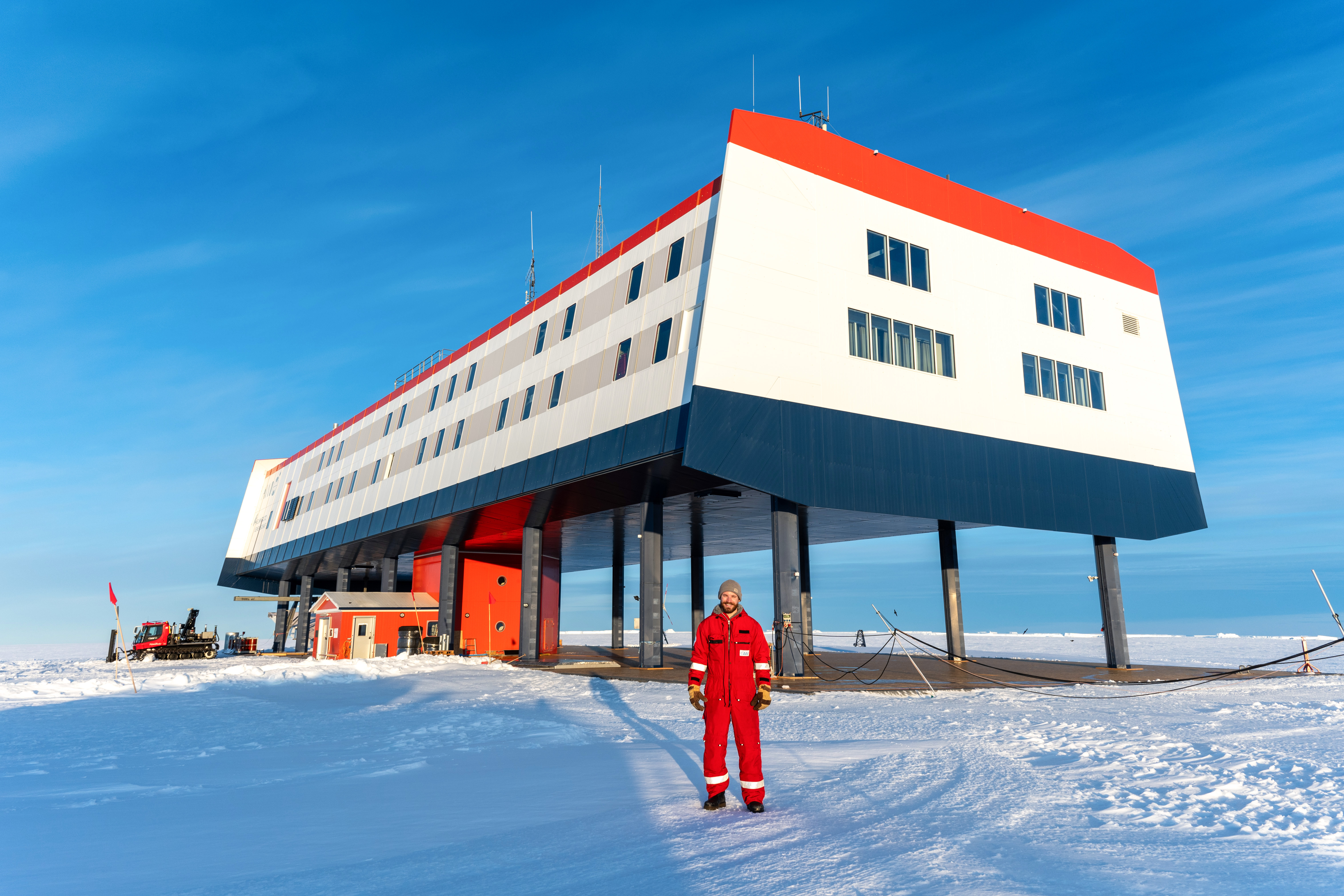 Thomas Schenk devant son lieu de travail, la station polaire Neumayer III.