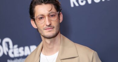 « Vous êtes quand même assez médiocre »… Pierre Niney répond à son ancienne prof de français qui n’a pas cru en lui