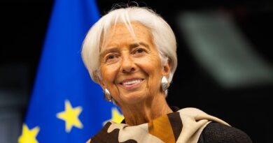 Christine Lagarde appelle à la stabilité politique, instances européennes attentives