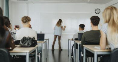 Enseignement secondaire : la majorité MR-Engagés ne organise pas le tronc commun.