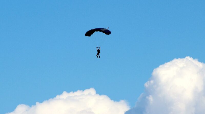 États-Unis : Un instructeur de parachutisme meurt, séparation du tandem.