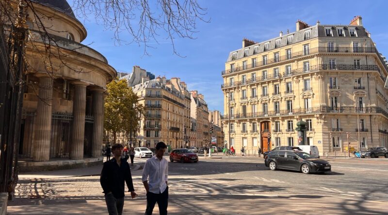 Les habitants du 8e arrondissement se moquent de leur maire « bien sapée » qui veut tout rembourser.
