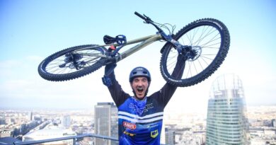 L'homme qui a monté la tour Eiffel à vélo ne pensait pas battre le record.