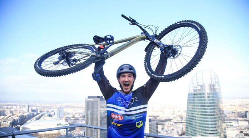L'homme qui a monté la tour Eiffel à vélo ne pensait pas battre le record.