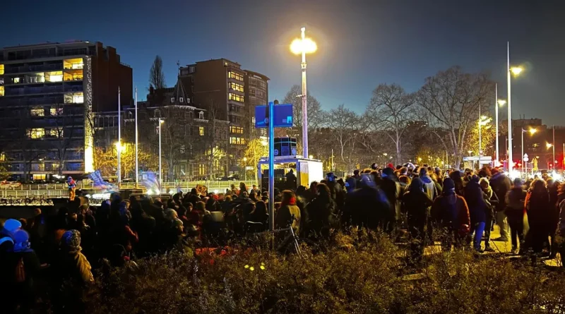 À Liège, des centaines de personnes manifestent contre Georges-Louis Bouchez.