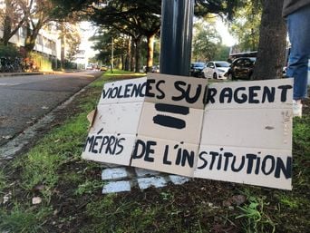 À Rennes, les enseignants ne laissent pas leur collègue menacé de mort.
