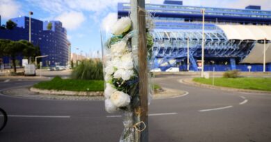 Amine Kessaci applaudi lors du rassemblement en mémoire de Mehdi.