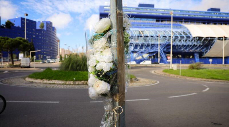 Amine Kessaci applaudi lors du rassemblement en mémoire de Mehdi.