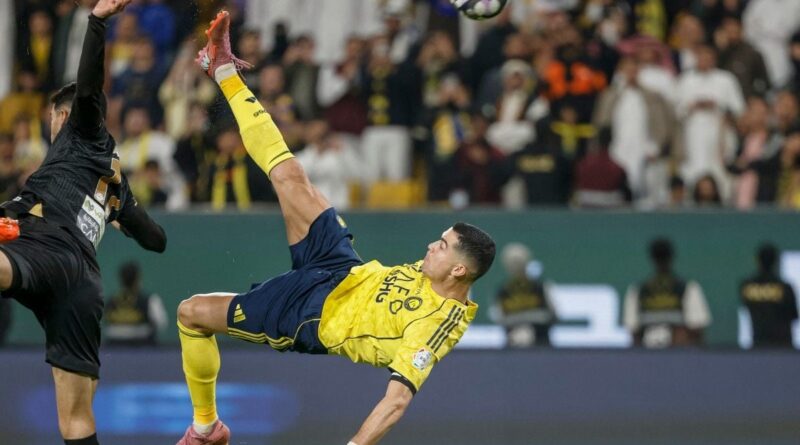 Arabie saoudite : Cristiano Ronaldo, 40 ans, peut toujours marquer des retournés.