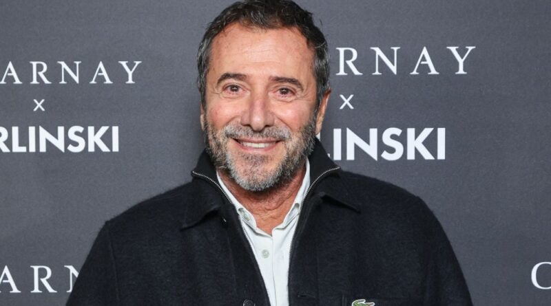 Bernard Montiel ne cache pas son émotion devant des images de son ancien compagnon.