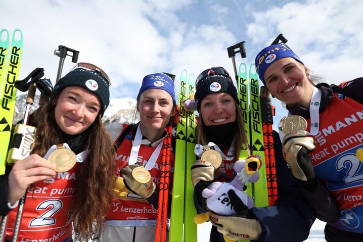 En apparence, Lou Jeanmonnot, Justine Braisaz-Bouchet, Océane Michelon et Julia Simon forment une équipe de France soudée, comme ici en février 2025 à Lenzerheide (Suisse). En apparence seulement...