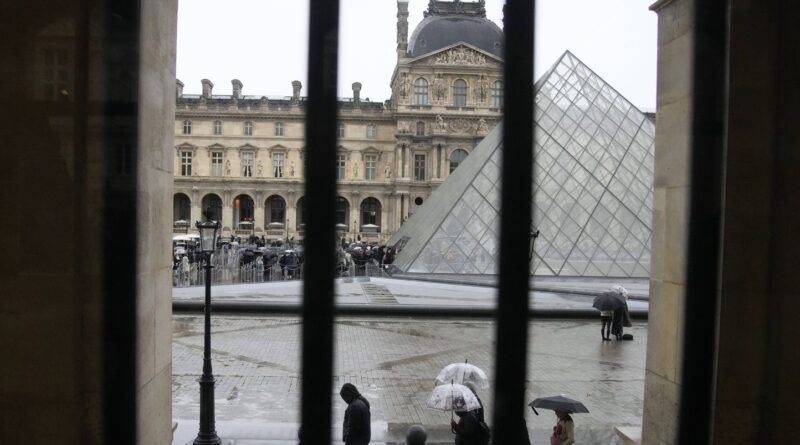 Cambriolage au Louvre : identification des quatre suspects impliqués.