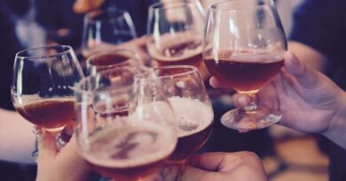 Dans ce bar britannique, les solitaires ne sont pas les bienvenus.