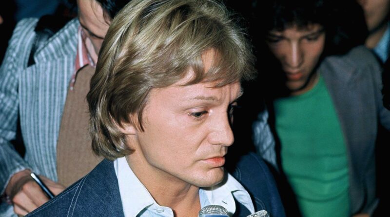 Des cheveux de Claude François vendus 780 euros aux enchères à Paris.
