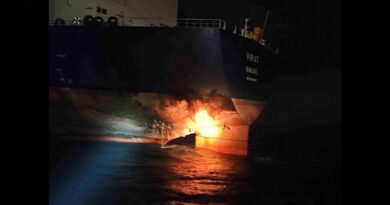Deux pétroliers de la flotte fantôme russe en flammes après une attaque ukrainienne.
