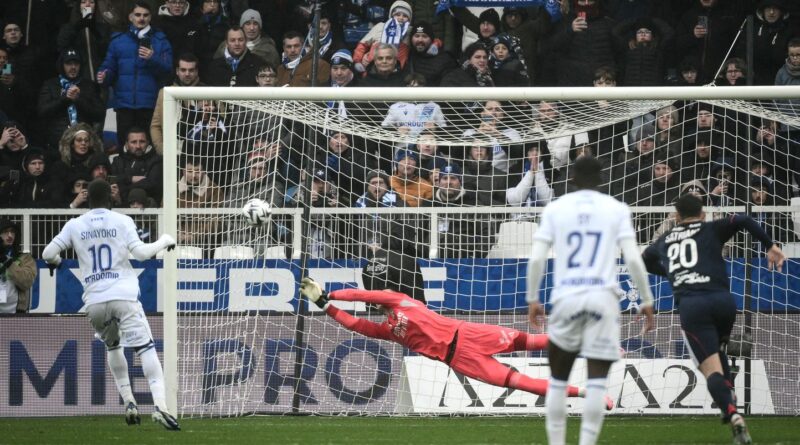 EN DIRECT : Greif sauve Lyon contre Auxerre, Sinayoko échoue.