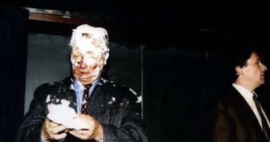 EN IMAGES : Farine, œuf, gifle… Avant Bardella, ces politiques malmenés