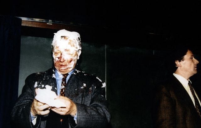 EN IMAGES : Farine, œuf, gifle… Avant Bardella, ces politiques malmenés