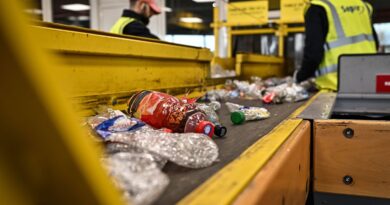 Faut-il écraser les bouteilles en plastique avant de les jeter ?