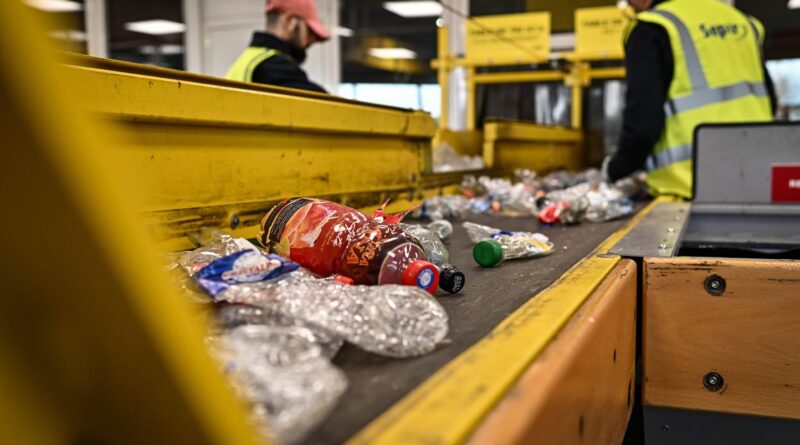 Faut-il écraser les bouteilles en plastique avant de les jeter ?