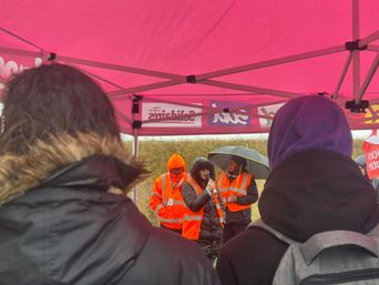 Grévistes en colère à l'entrepôt Amazon de Brétigny pour le Black Friday