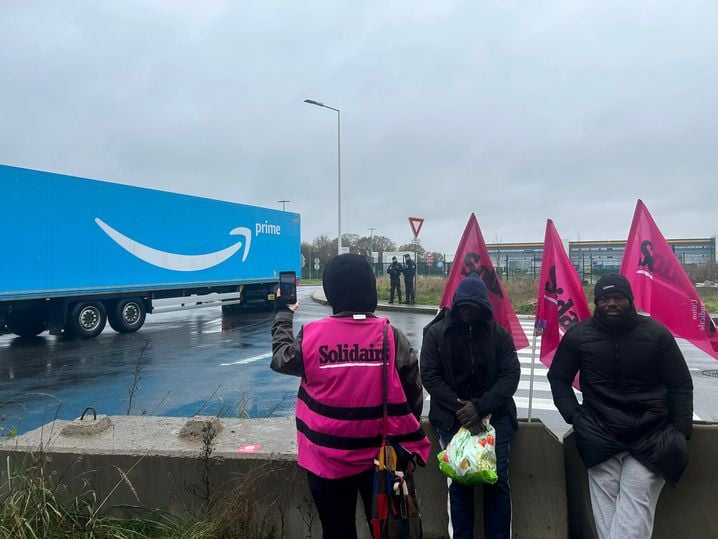 Malgré la manifestation, les camions n'arrêtent pas de rentrer et de sortir du local, et l'activité s'y déroule quasiment normalement.