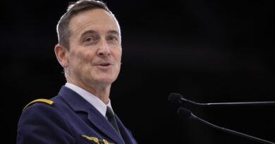 Guerre en Ukraine : le chef d'état-major défend "accepter de perdre ses enfants"