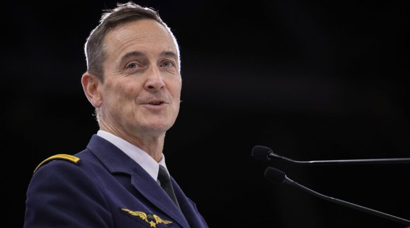 Guerre en Ukraine : le chef d'état-major défend "accepter de perdre ses enfants"