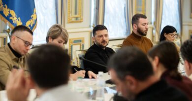 Guerre en Ukraine : Zelensky "prêt à aller de l'avant" pour la paix