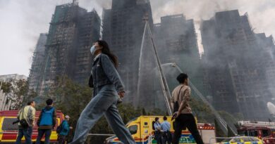 Incendie monstre à Hong Kong : bilan terrible et échafaudages en bambou.