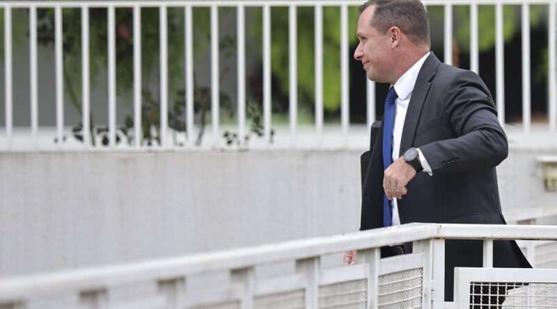 Jair Bolsonaro admet avoir essayé de brûler son bracelet électronique.