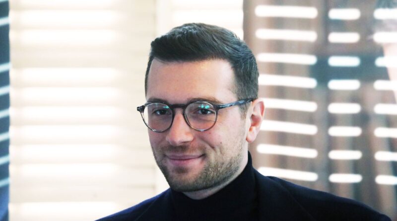 Jordan Bardella porte plainte pour un œuf cassé sur sa tête