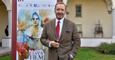 Kevin Spacey dénonce un quotidien conservateur le présentant comme sans-abri.