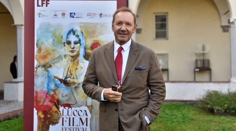 Kevin Spacey dénonce un quotidien conservateur le présentant comme sans-abri.