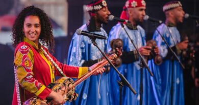La troupe Gnaoua de Hind Ennaira enflamme le Festival "Le Koweït nous rassemble".